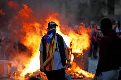 Manifestantes durante las protestas que se están produciendo ante la comisaria de la Policía Nacional de Via Laietana, en Barcelona, hoy viernes.