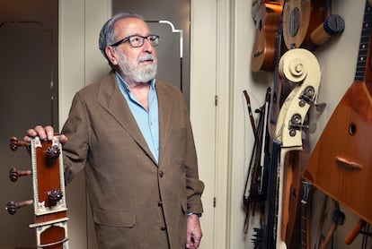 El periodista musical, José Ramón Paro, apoyado a uno de los instrumentos que tiene en su casa.