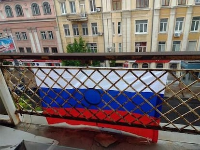 La bandera de Rusia, en el balcón del domicilio de Yevguenia Yepez.