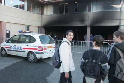 Alumnos del liceo Saint-John Perse, en Pau, observan los daños provocados por el ataque del martes.