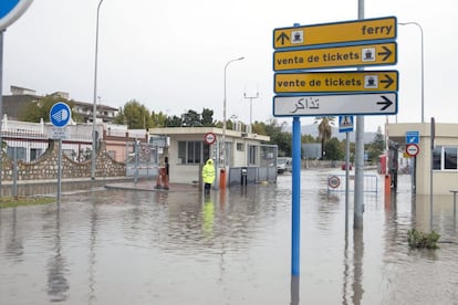 Inundación de la entrada al puerto y venta de billetes del ferry en la localidad granadina de Motril tras la lluvia caída esta madrugada y que junto con el municipio de Salobreña tiene activado el plan de emergencias donde también se han suspendido las clases.
