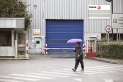 Un hombre pasa ante la entrada de la compa&ntilde;&iacute;a vasca Fagor Electrodom&eacute;sticos.