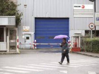 Un hombre pasa ante la entrada de la compa&ntilde;&iacute;a vasca Fagor Electrodom&eacute;sticos.