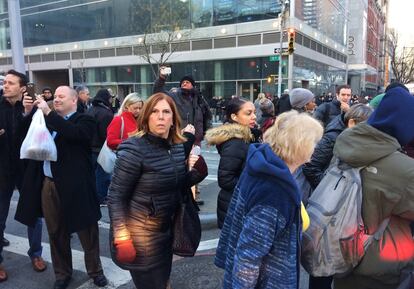 Una multitud se congrega cerca de la policía donde se está investigando una explosión de origen desconocido en Nueva York. 