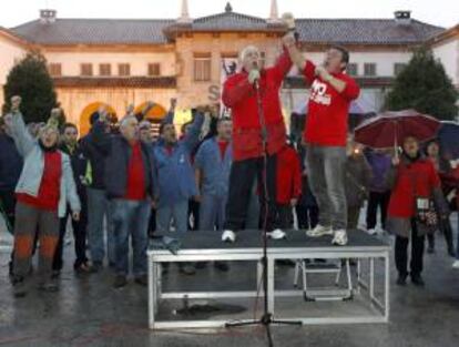 Los trabajadores de Sniace, que estan encerrados en la factoría desde hace cinco días, cantan el himno a Santa Bárbara bendita, a la llegada de la manifestación que han protagonizado sus compañeros desde Torrelavega hasta la fábrica para pedir la continuidad de la actividad de la empresa, que despidió en septiembre pasado a toda la plantilla.