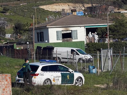 Vivienda de El Molar donde los bomberos han encontrado los cadáveres al sofocar un incendio.