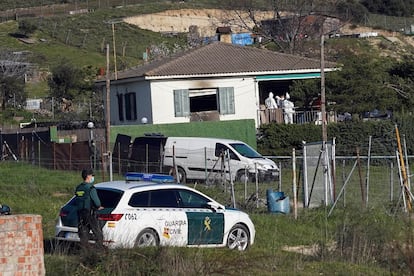 Vivienda de El Molar donde los bomberos han encontrado los cadáveres al sofocar un incendio.