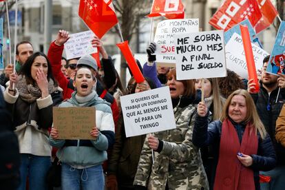 Trabajadores de Primark se concentraron frente a diferentes tiendas de la cadena en toda España para reclamar subidas salariales, en la negociación del convenio, que se reanudará este jueves y afecta a 9.000 personas.