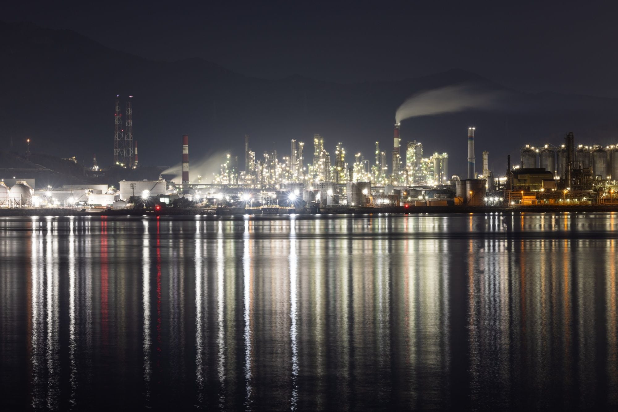 Las refinerías de Asia quedan al límite y agravan la escasez de suministro de diésel y fuel en Europa