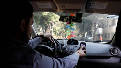 Un conductor de Uber en Ciudad de México, este febrero.