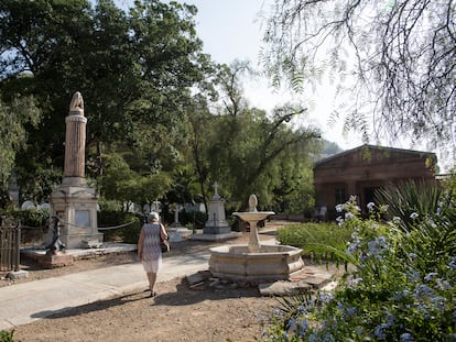 Liz Parry, voluntaria en el Cementerio Inglés de Málaga, caminando por las instalaciones.