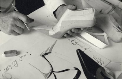 Manolo Blahnik trabajando en uno de sus dise&ntilde;os.