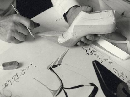 Manolo Blahnik trabajando en uno de sus dise&ntilde;os.