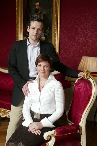 La princesa Marta Luisa de Noruega posa con su prometido, el escritor Ari Behn, tras anunciar su compromiso matrimonial en el Castillo Real de Oslo (Noruega), en 2002.