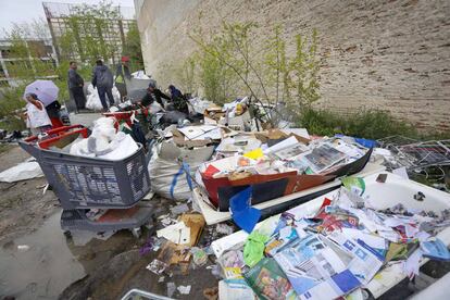 Materiales amontonados por los inquilinos del solar de San Blas en abril de 2016.