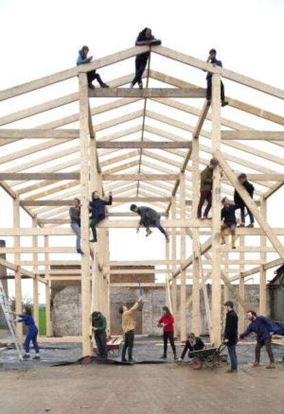 Os integrantes do Assemble, durante a construção da Sugargouse Studios, em Londres.