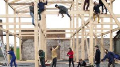 Os integrantes do Assemble, durante a construção da Sugargouse Studios, em Londres.