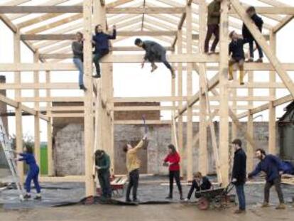 Os integrantes do Assemble, durante a construção da Sugargouse Studios, em Londres.