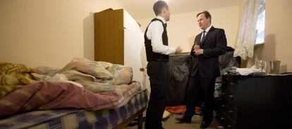 David Cameron visita una casa asaltada por agentes de inmigración en busca de inmigrantes, al oeste de Londres.