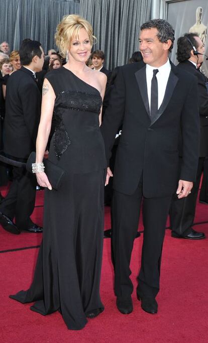 Melanie Griffith y Antonio Banderas llegan a la alfombra roja. Griffith ha elegido un vestido negro de Yves Saint Laurent.