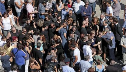 Familiares de víctimas en un funeral en Rubí.
