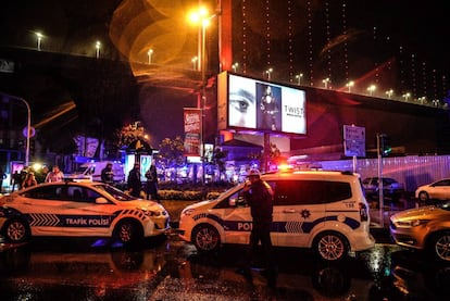 A policial isola a zona fora da boate Reina.