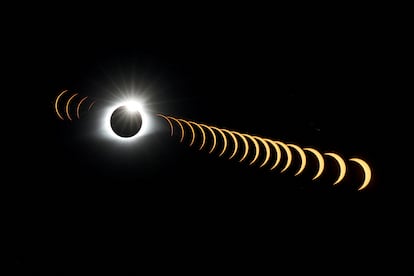 Una composición de 21 fotografías de un eclipse solar sobre Tennessee (EE UU), en 2017.