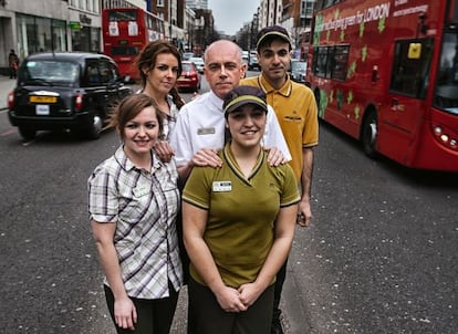 Un grupo de españoles empleados en una hamburguesería en Londres.