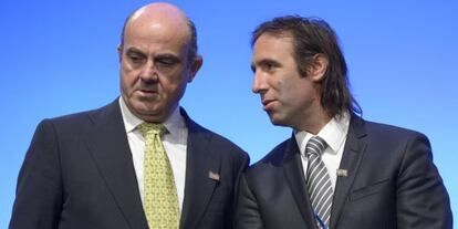 Luis de Guindos (i), y el ministro argentino Hernán Lorenzino (d), este viernes.