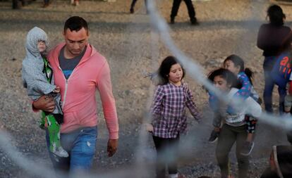 Inmigrantes centroamericanos detenidos al aire libre en El Paso, Texas.