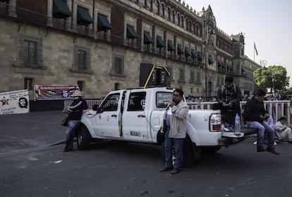 Maestros integrantes del CNTE protestan a las afueras de Palacio Nacional, este martes.