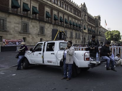 Maestros integrantes del CNTE protestan a las afueras de Palacio Nacional, este martes.