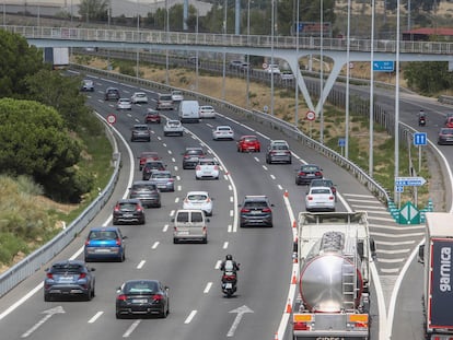 Vehículos en la carretera de A Coruña, el día que comienza la operación salida con motivo de la festividad del 15 de agosto, este viernes en Madrid.