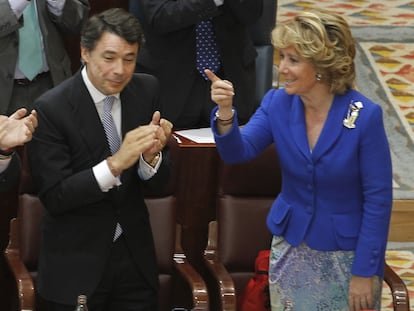 Esperanza Aguirre, aplaudida por sus entonces consejeros Francisco Granados e Ignacio González, en 2011 en la Asamblea de Madrid.