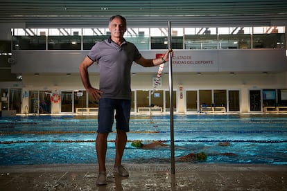 18/05/2021.- Raul Arellano, Catedrático de la Universidad de Granada experto en Biomecánica de la Natación. En la piscina de la Facultad de Ciencias del Deporte de Granada. Foto: Fermin Rodriguez