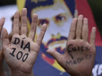 Manifestantes lembram dos 100 dias de protestos na Venezuela.