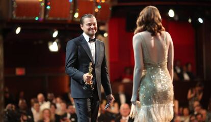 Leonardo DiCaprio entrega el galardón de mejor actriz por 'La La Land' a Emma Stone.