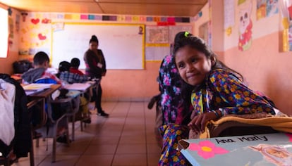 El aula de la maestra Sofía, única docente rarámuri del tewecado, que afirma que es importante que las niñas aprendan, porque ellas quieren seguir adelante, quieren estudiar y tienen el mismo derecho a aprender.