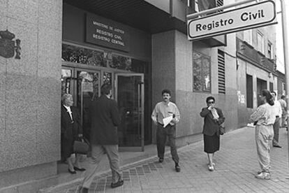 Fachada de las oficinas del Registro Civil, en la calle de Pradillo, en Madrid.