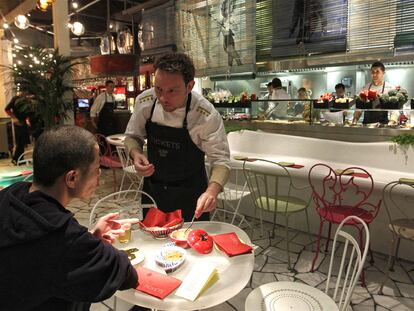 Albert Adrià en su restaurante Tickets en Barcelona, en 2019.