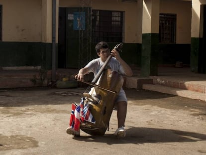 Brandom Cobone, contrabajista de 16 años de la orquesta de Cateura, posa en un aula de la escuela de música en la barriada de Asunción (Paraguay).