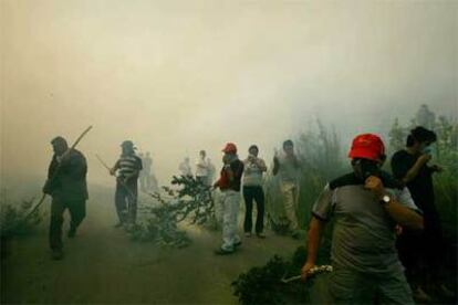 Los vecinos se enfrentan al fuego en Ponte Caldelas, en Pontevedra.