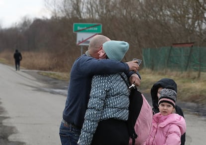 Una familia cruza la frontera por el paso de Dorohusk, al este de Polonia, en la frontera con Ucrania.