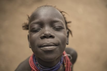 Un niño de la tribu Dassanach posa con los ojos cerrados ('endure', en su lengua) en el poblado que la tribu habita en Etiopía junto al río Omo, al otro lado de la ciudad de Omorate, cerca del Lago Turkana y la frontera con Kenia. Solo los niños más pequeños son incapaces de obedecer a la orden implícita que en sus diferentes lenguas y dialectos les pide que cierren los ojos. Los niños están situados en la periferia de la tradición y del control manipulador de la sociedad y de la cultura.