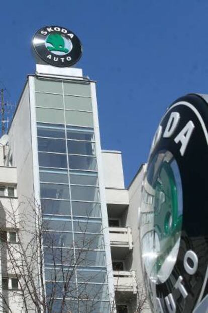 Logo de la compañía automovilística Skoda en el edificio de la fábrica ubicado en la localidad de Mladá Boleslav, República Checa. EFE/Archivo