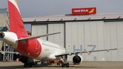 Un A330 de Iberia ante los hagares de la aerolínea en Madrid.