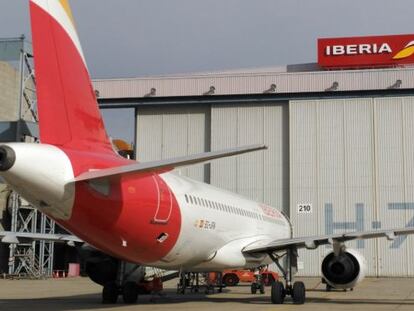 Un A330 de Iberia ante los hagares de la aerolínea en Madrid.