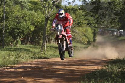 El español Iván Cervantes Montero conduce su motocicleta KTM, entre Atyrá y Nueva Colombia, en Paraguay.