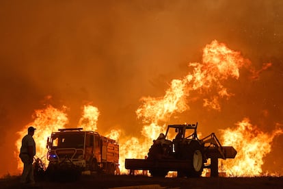 Una persona observa el incendio en el municipio de Odemira, Portugal, este lunes.