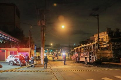 La polic&iacute;a acordona una zona tras el incendio de un bus en Sao Paulo